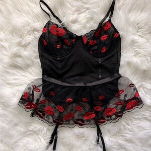 Elegant Black and Red Kiss Print Chemise